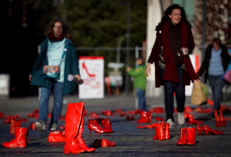 Varios zapatos pintados de rojo sobre el suelo, en el centro de Bruselas (Bélgica), en memoria de las víctimas de violencia machista. Forman parte de la exposición "Zapatos rojos".