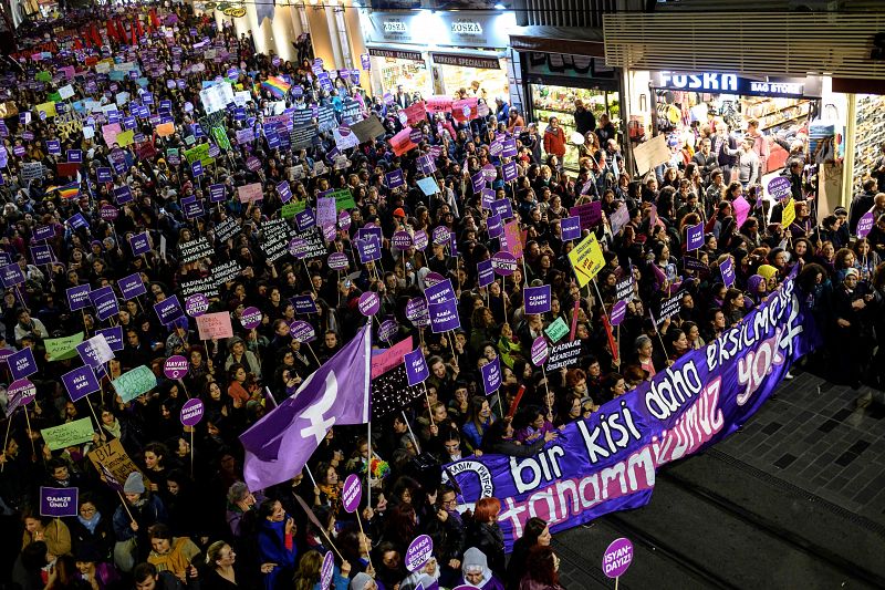 Activistas por los derechos de la mujer participan en una marcha contra la violencia de género en Estambul.