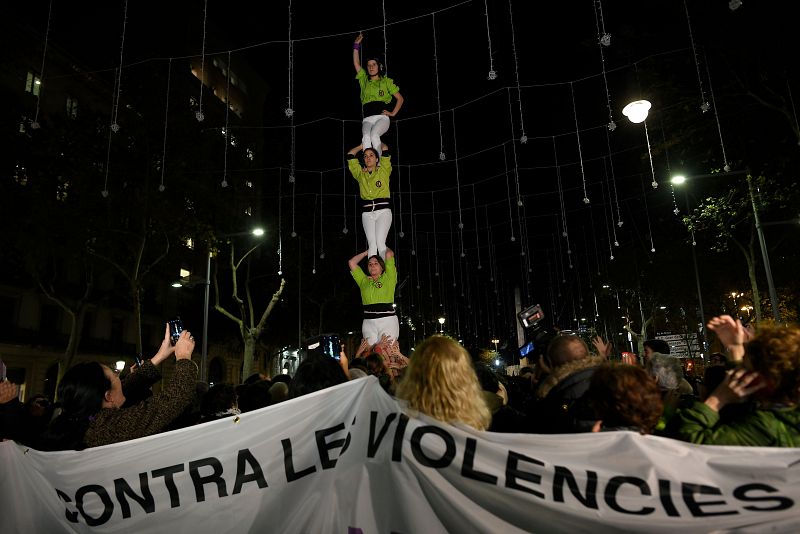 Durante la manifestación de Barcelona, un grupo de mujeres ha formado un 'castell', una torre humana, para mostrar su rechazo a la violencia machista.