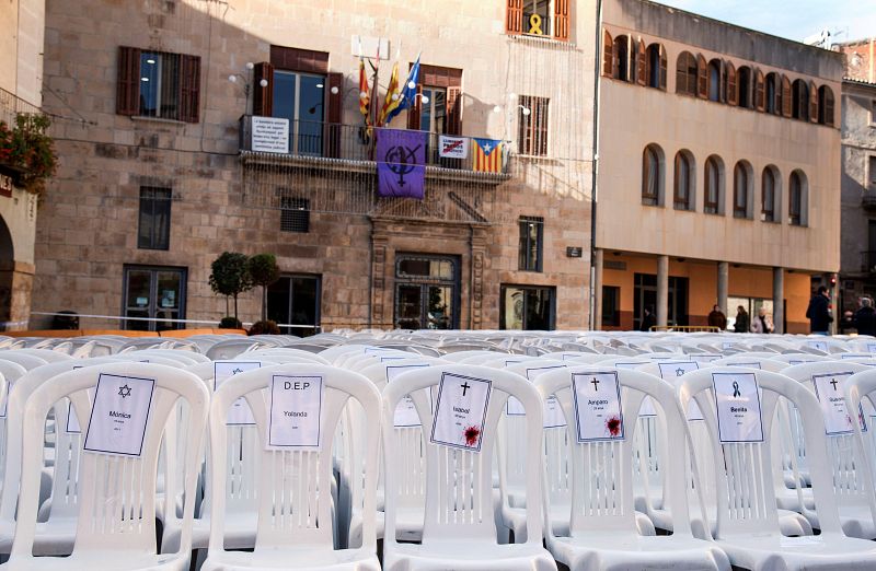 El Ayuntamiento de Tàrrega (Lleida) ha colocado en la plaza Major de la localidad 1.062 sillas vacías en recuerdo a todas las mujeres y niños víctimas de violencia machista desde 2003