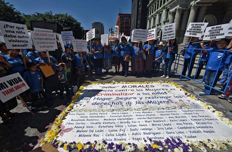 Un grupo de mujeres protesta con pancartas contra la violencia de género durante un acto celebrado en Guatemala, con motivo del Día Internacional contra la Violencia de Género.