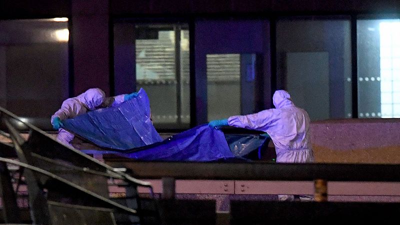 Los forenses examinan la escena del crimen 