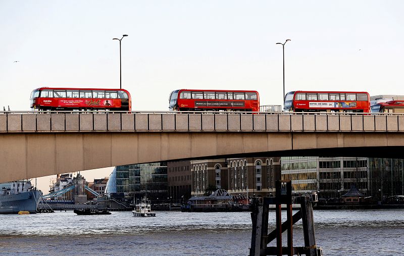 Los míticos autobuses londinenses fotografiados vacíos tras el incidente