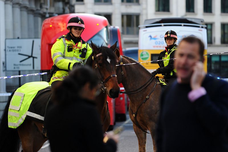 Patrulla policial montada a caballo cerca del Puente de Londres