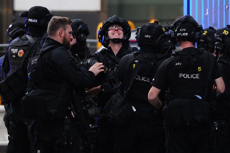 Varios policías ingleses mantinenen una reunión improvisada