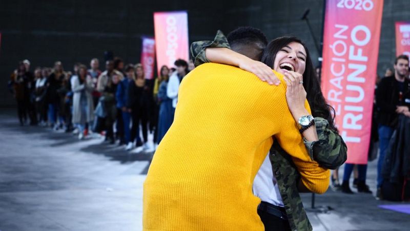 La alegría de recibir la pegatina de la mano de Famous en la Fase 1 del casting OT 2020 en Madrid