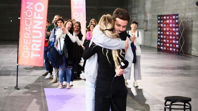 María abraza a una aspirante después de ponerle la pegatina en la Fase 1 del casting OT 2020 en Madrid