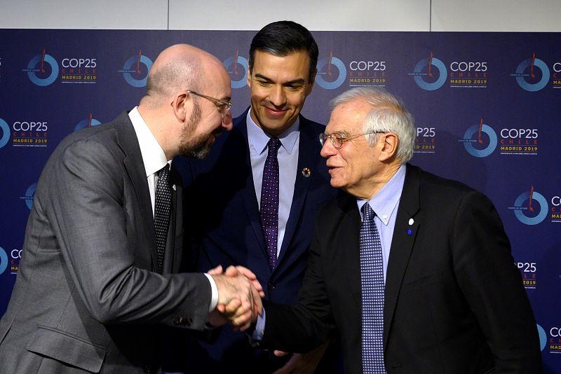 Pedro Sánchez (c) junto a su ministro de Exteriores, Josep Borrell (d) y el presidente del Consejo Europeo, Charles Michel (i) durante la vigésimo quinta conferencia del clima de la ONU.