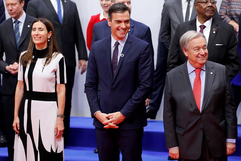 Pedro Sánchez,c., el secretario general de la ONU, António Guterres, d., y la ministra chilena de Medio Ambiente, María Carolina Schmidt,iz., entre otros líderes, posan para la foto de familia.