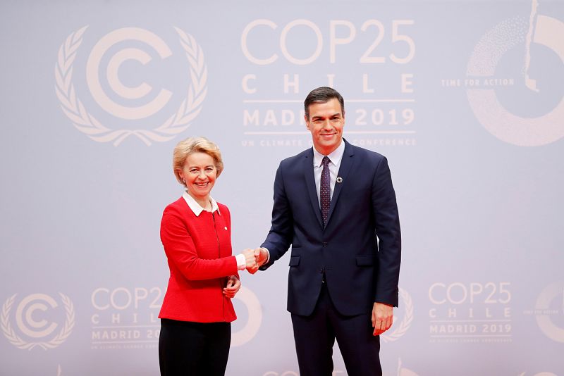 Pedro Sánchez saluda a la presidenta de la Comisión Europea, Ursula von der Leyen, a su llegada a la ceremonia.