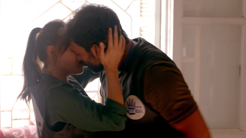 Promesas de arena - Lucía y Hayzam se besan en el almacén