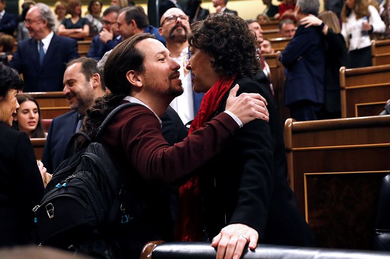 Pablo Iglesias saluda en el hemiciclo a Magdalena Valerio