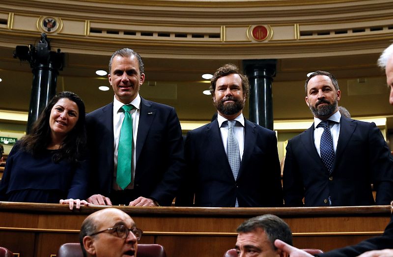Javier Ortega Smith, Ivan Espinosa de los Monteros y Santiago Abascal, en los escaños del Congreso