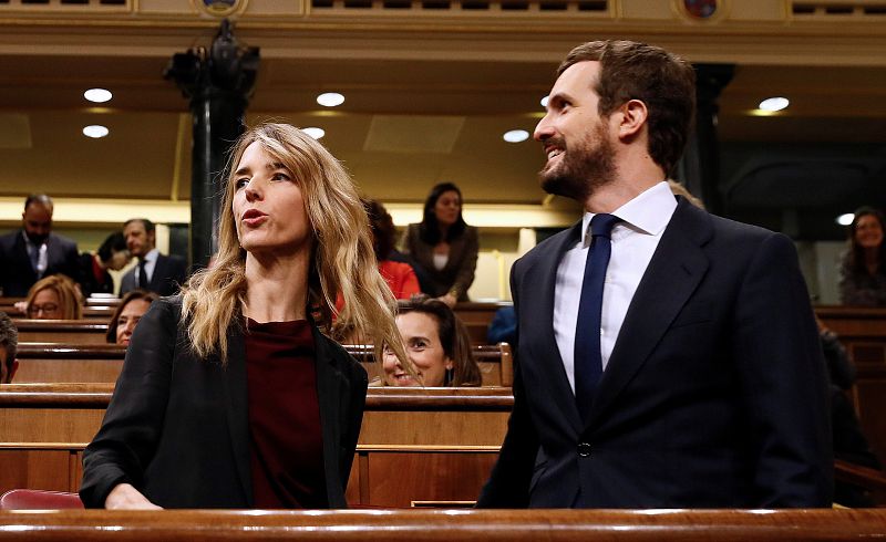 Pablo Casado y Cayetana Álvarez de Toledo en sus escaños