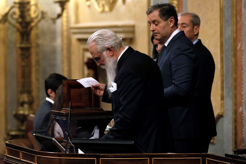 El presidente de la Mesa de Edad recuenta los votos