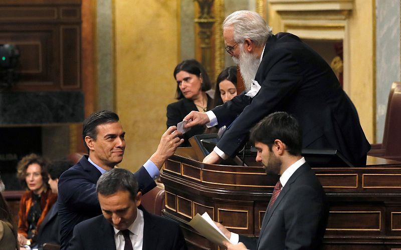 Pedro Sánchez vota la Presidencia del Congreso