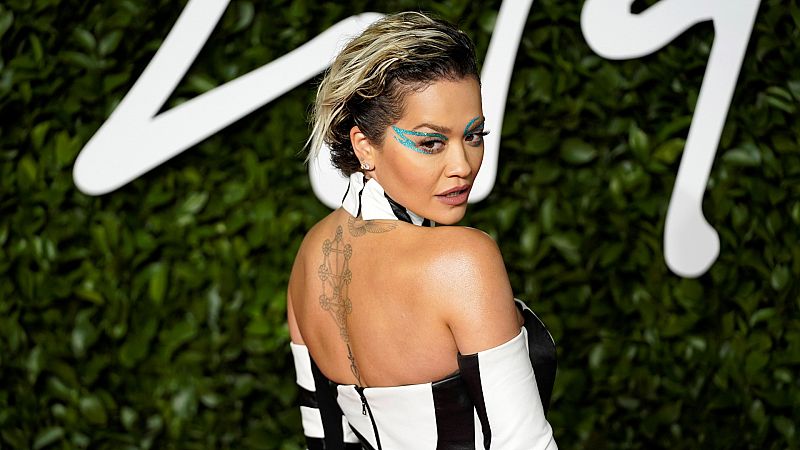 Rita Ora, atrevida en la alfombra de los Fashion Awards 2019