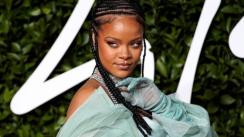 Rihanna posa en The Fashion Awards 2019