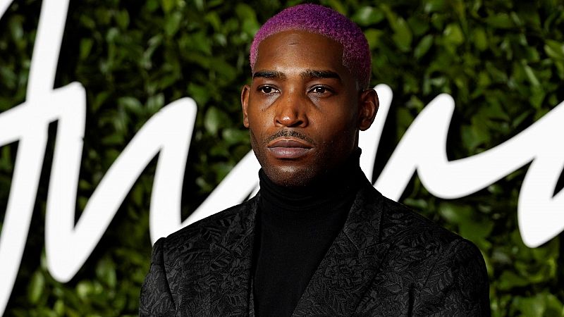  El rapero Tinie Tempah posa en la alfombra roja de los Fashion Awards 2019