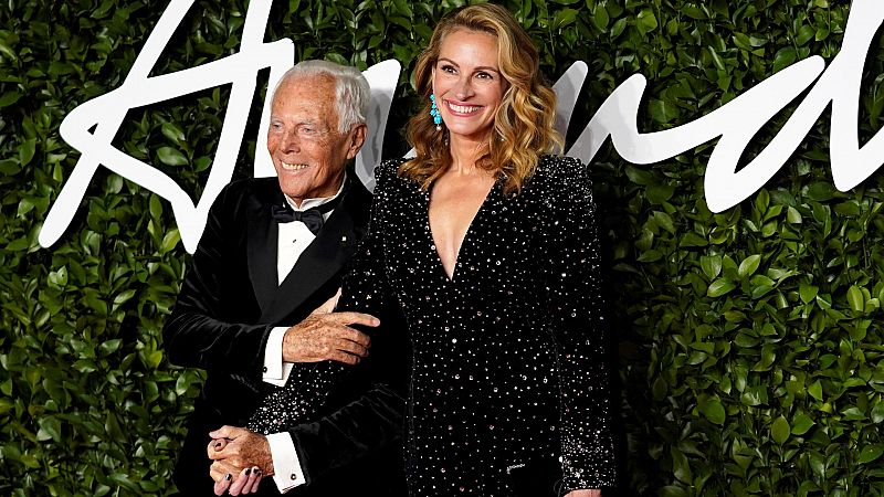 La actriz Julia Roberts y el diseñador Giorgio Armani posan juntos en los Fashion Awards 2019