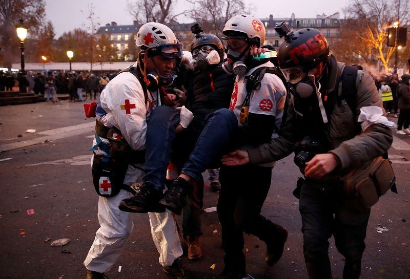 Los paramédicos evacúan a un herido en París