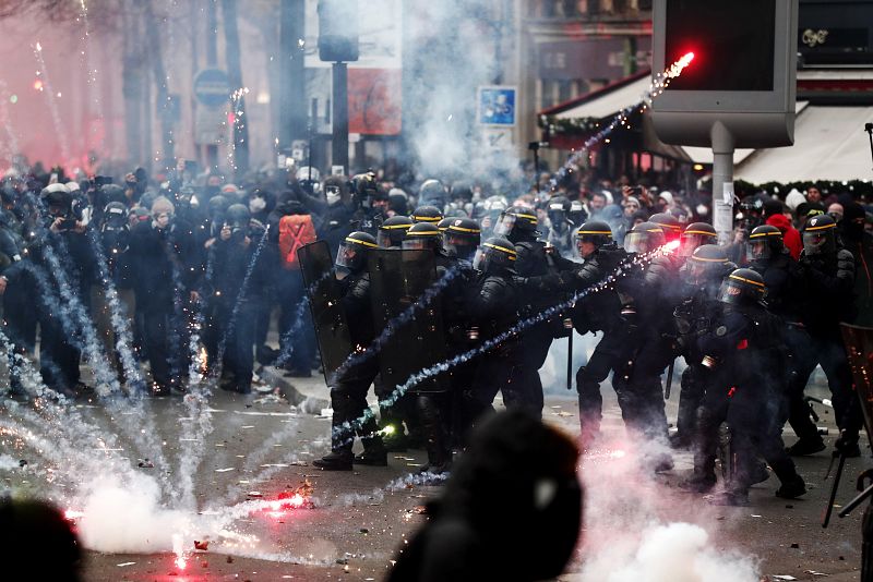 Los antidisturbios forman ante una de las cargas