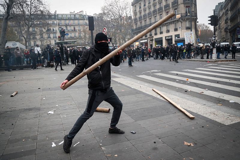Los manifestantes lanzan cualquier objeto que se encuentren a su paso