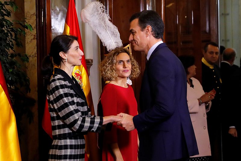 El presidente del Gobierno en funciones, Pedro Sánchez. saluda a las presidentas del Congreso y del Senado, Meritxell Battet y Pilar Llop, respectivamente, a su llegada al Congreso de los Diputados.
