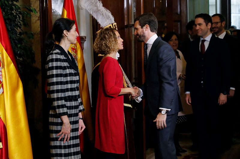 El presidente del Partido Popular, Pablo Casado, saluda a las presidentas del Congreso y del Senado, Meritxell Battet y Pilar Llop, respectivamente, a su llegada al Congreso de los Diputados.