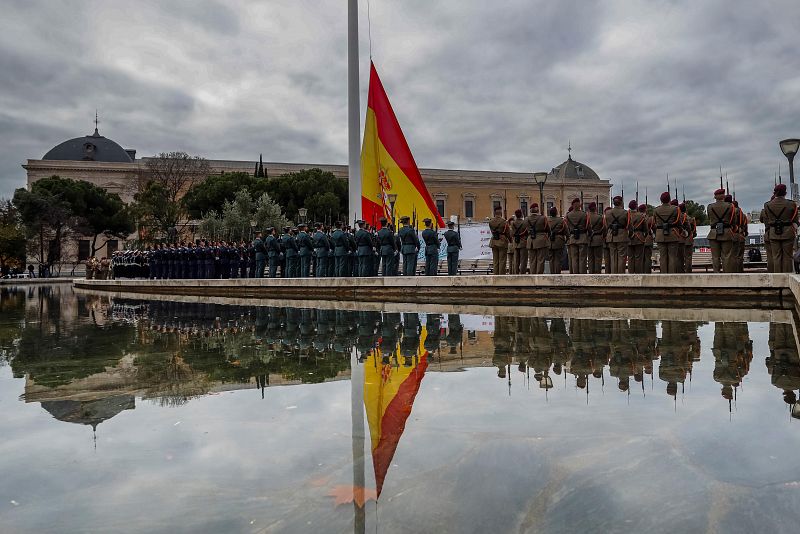 Vista general del acto solemne de izado de la bandera nacional en los Jardines del Descubrimiento de la Plaza de Colón de Madrid.