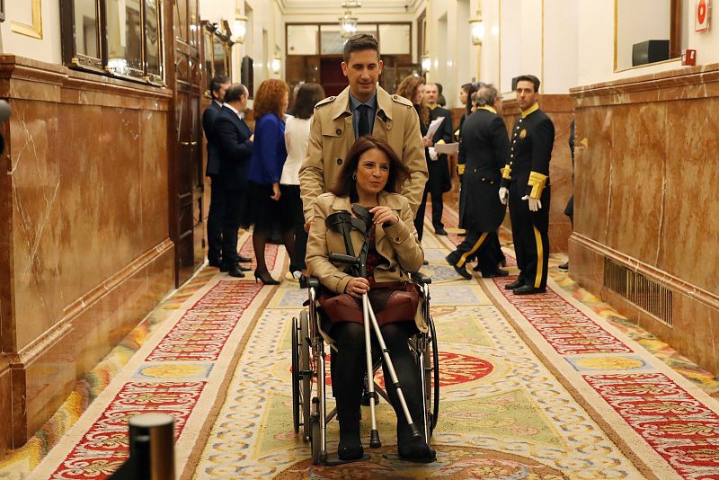 La diputada socialista Adriana Lastra, en silla de ruedas tras sufrir una caída en el acto de constitución de las Cortes el pasado martes, a su llegada al Congreso de los Diputados.