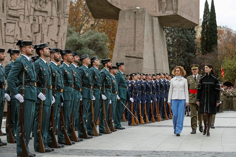 Batet y Llop presiden el izado solemne de bandera en la plaza de Colón