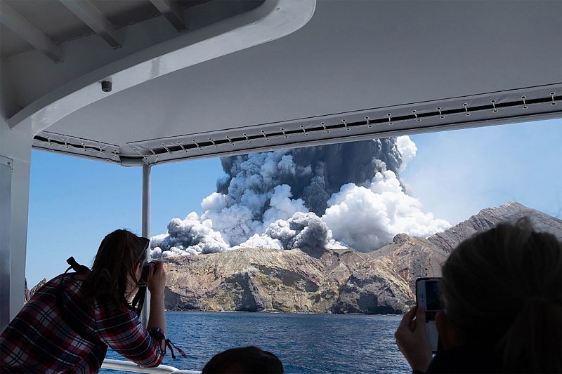 La erupción del Whakaari se ha producido a primera hora de la tarde con la expulsión de rocas y una gran nube de ceniza sobre White Island, una isla ubicada a 48 kilómetros al este de la Isla Norte