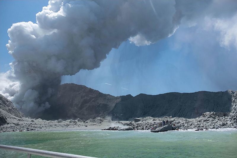 Un grupo de excursionistas se encontraban cerca del cráter minutos antes de la erupción, según imágenes de una cámara de seguimiento instalada en la zona.