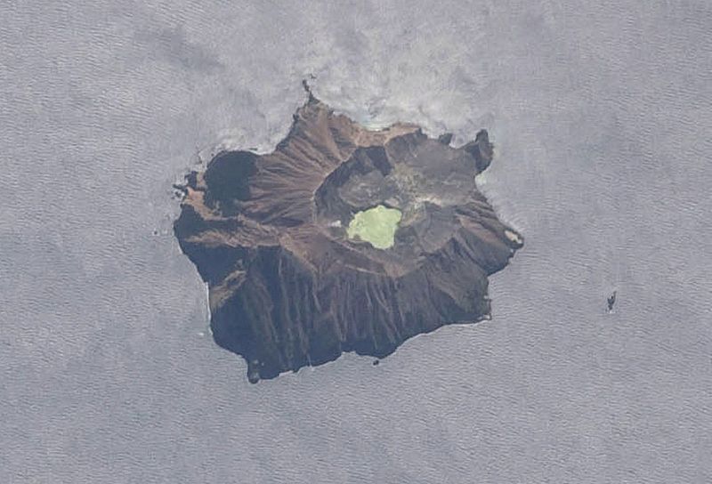 El volcán Whakaari en una vista aérea proporcionada por la NASA