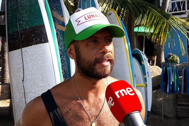 Héctor 'Papas' González, instructor de la escuela de surf Luna Azul (Sayulita).