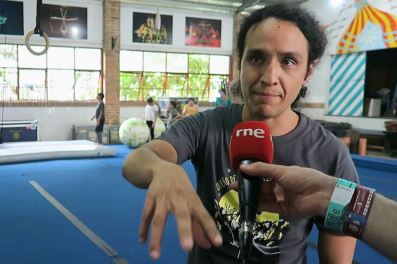 Jorge Días, profesor de malabares, monociclo, zancos y equilibrios en el Circo de los Niños de San Pancho.