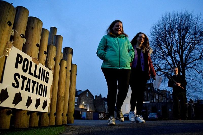 Votantes abandonan un colegio electoral durante las Elecciones generales en Londres.