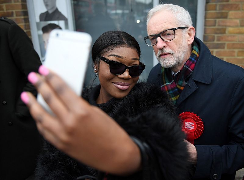 El líder del partido Laborista posa para una fotografía mientras se dirige al colegio electoral.  