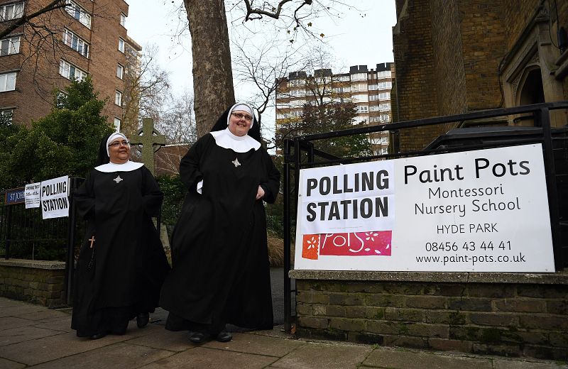 Dos monjas del convento de Tyrbun salen de la iglesia de St Johns después de votar durante las Elecciones generales.