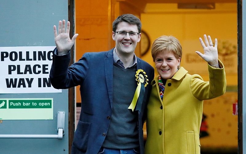 La primera ministra de Escocia junto al candidato de SNP a la salida del colegio electoral.
