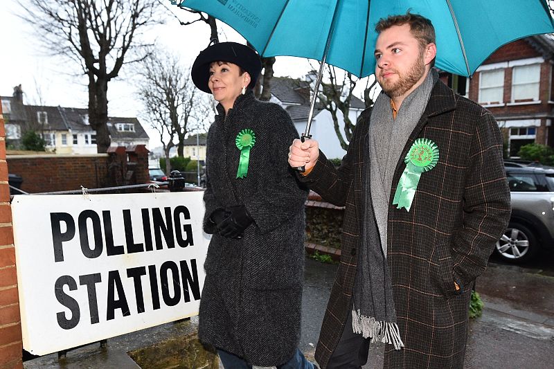 La líder del Partido Verde acude al colegio electoral en Brighton junto a su hijo.