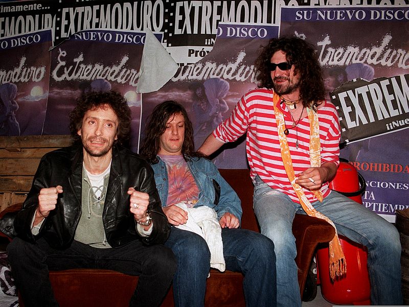 La banda, durante la presentación de su álbum "Canciones prohibidas" en septiembre de 1998. El encuentro se hizo en la habitual casa "okupa" de la calle Marqués de Monteagudo de Madrid.