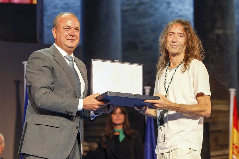 El rockero placentino recibe la Medalla de Extremadura 2014 de manos del presidente extremeño, José Antonio Monago, durante la celebración del Día de Extremadura en el Teatro Romano de Mérida.