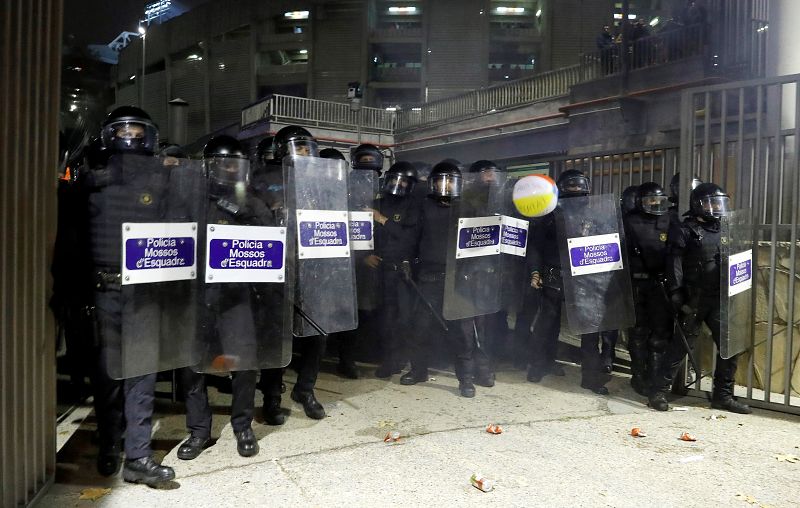 Pelotas hinchables contra la policía