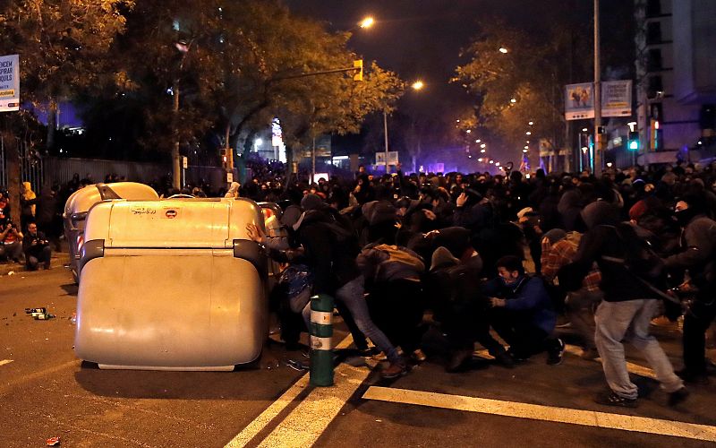 Los CDR colocan contenedores para formar barricadas