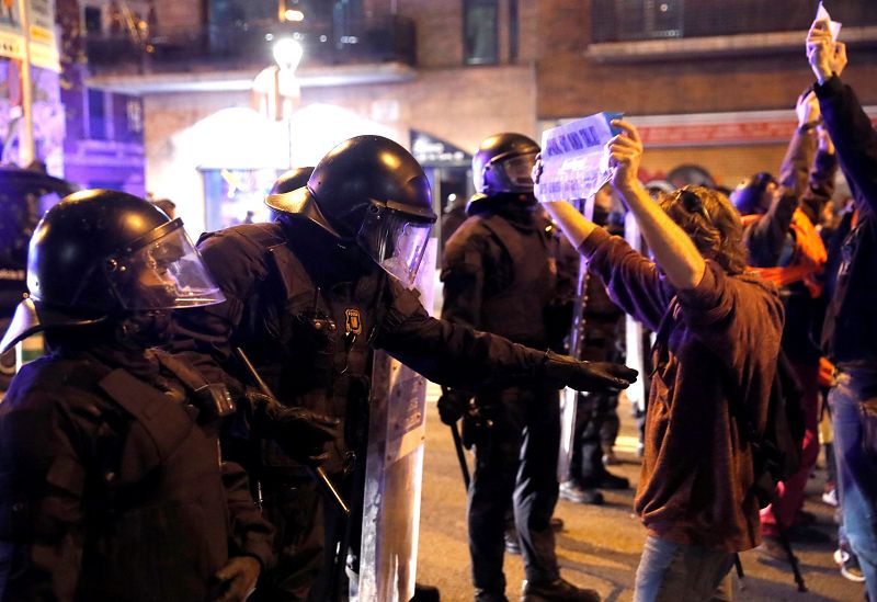 Los Mossos pacientes antes de realizar una carga para dispersar a los manifestantes