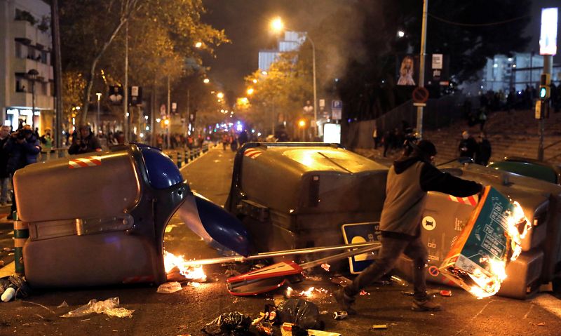 Los manifestantes provocan las primeras barricadas en los aledaños del Camp Nou