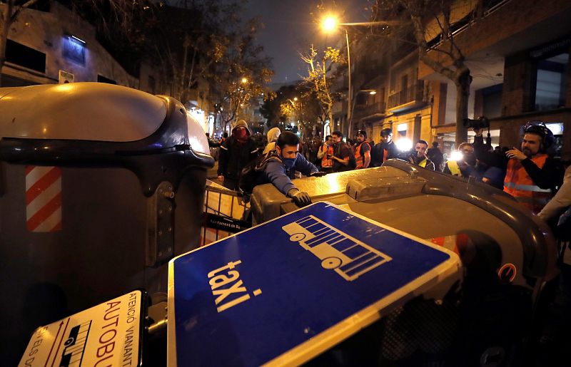 Señales, contenedores y todo tipo de material urbano sirve para las barricadas
