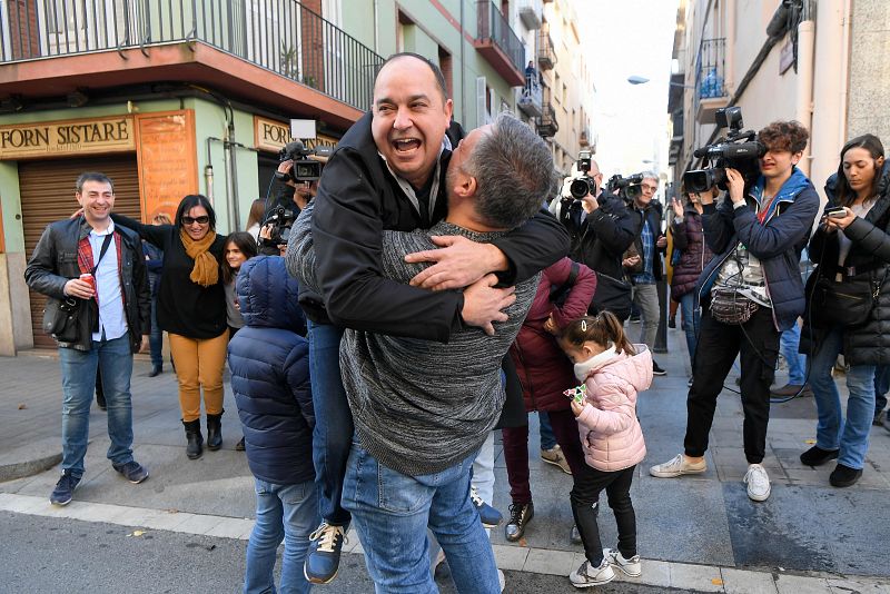 Un grupo de personas celebran haber sido agraciados con el número 26590 el Gordo de Navidad, que ha sido vendido, entre otros lugares, en el Centro Aragonés Cachirulo de Reus (Tarragona), que ha repartido 80 series del número 26.590.